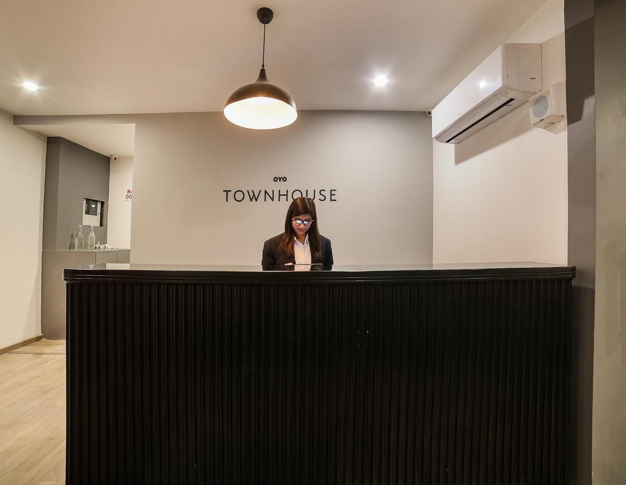 Super Townhouse Near Appu Ghar Hotel Gurgaon Bagian luar foto