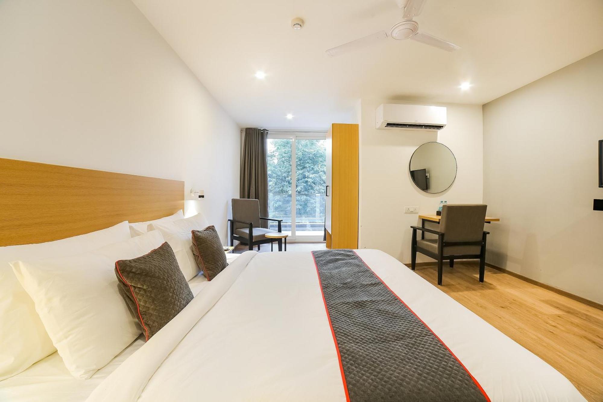 Super Townhouse Near Appu Ghar Hotel Gurgaon Bagian luar foto